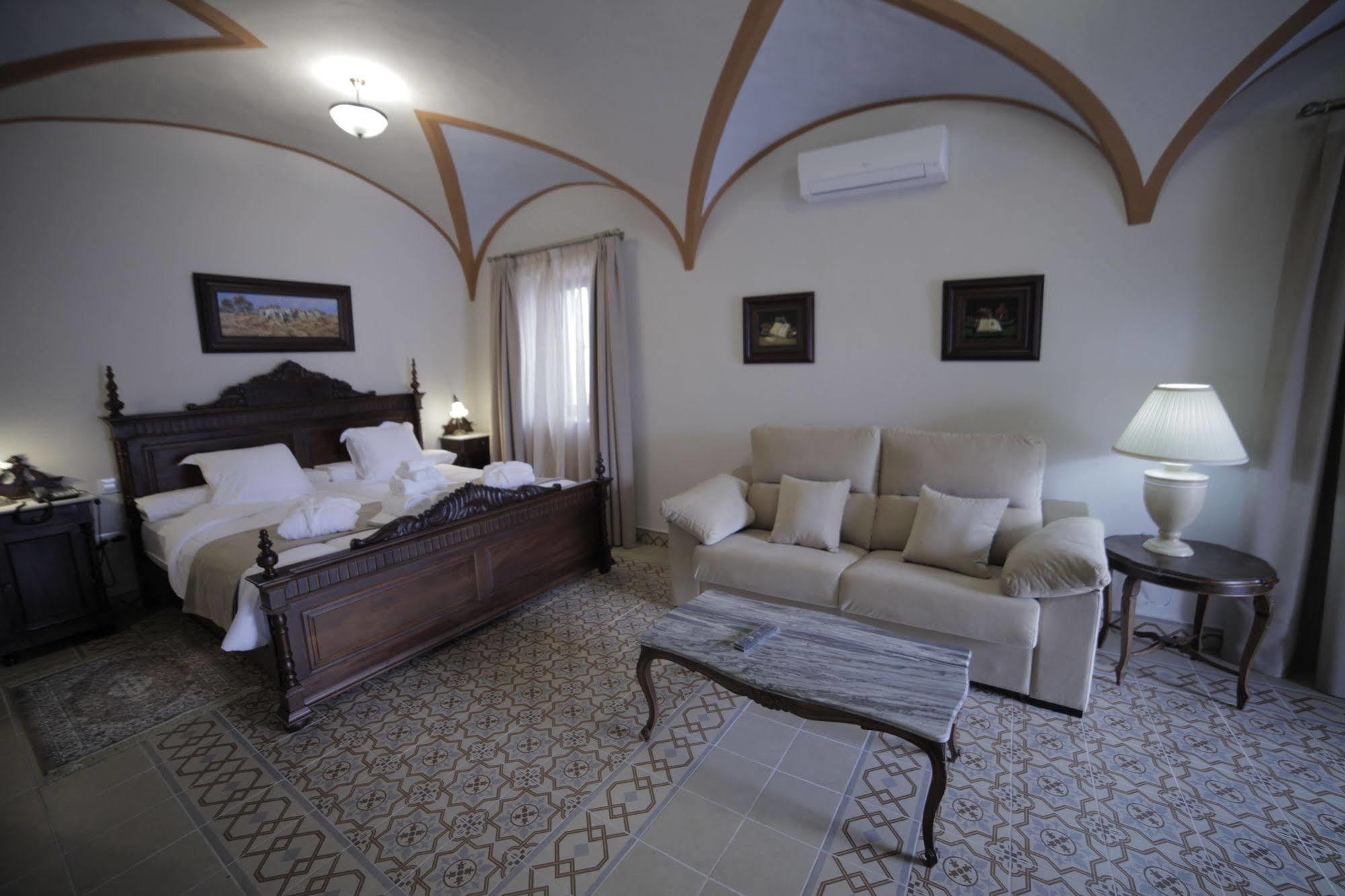 Hotel La Giralda Burguillos Del Cerro ภายนอก รูปภาพ