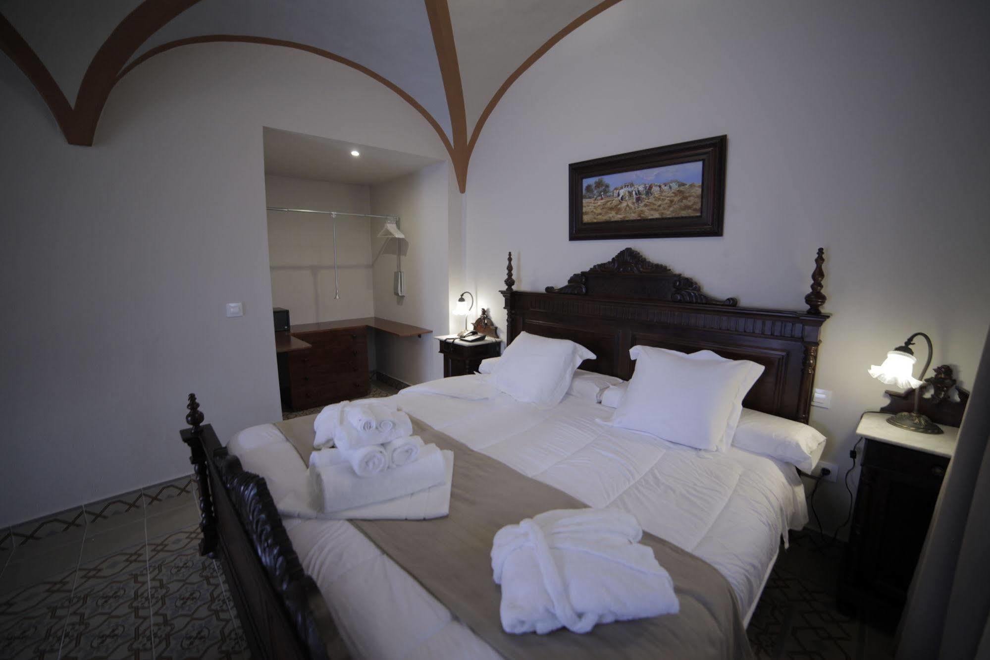 Hotel La Giralda Burguillos Del Cerro ภายนอก รูปภาพ